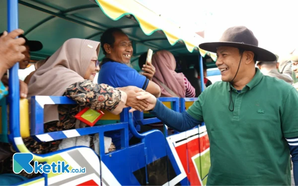 Foto Plt Bupati Sidoarjo Subandi membalas dengan ramah masyarakat yang menemuinya saat kerja bakti di Porong. (Foto: Sigit Kominfo Sidoarjo).