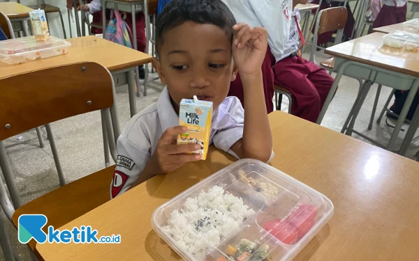 Foto Gibran Dharma Satria yang tak selera makan di MBG Perdana Surabaya. (Foto: Shinta Miranda/Ketik.co.id)