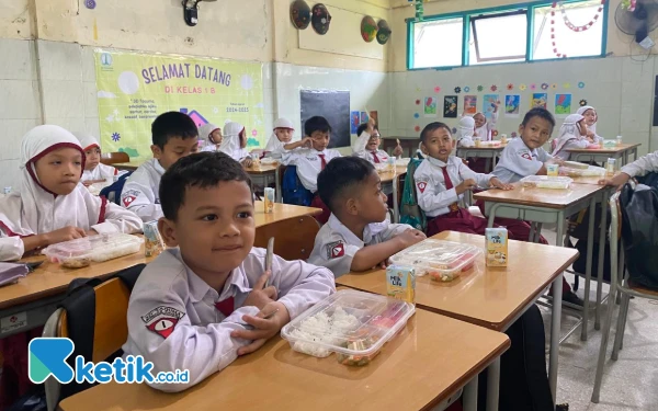 Foto Kelas 1B antusias menerima paket makanan MBG. (Foto: Shinta Miranda/Ketik.co.id)