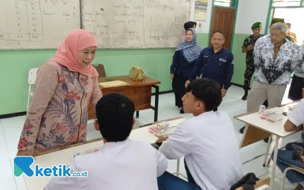 Foto Ketua PP Muslimat NU Khofifah Indar Parawansa mengajak ngobrol siswa SMK PGRI 1 Surabaya yang mendapatkan program MBG, Senin, 13 Januari 2025. (Foto: Khaesar/Ketik.co.id)