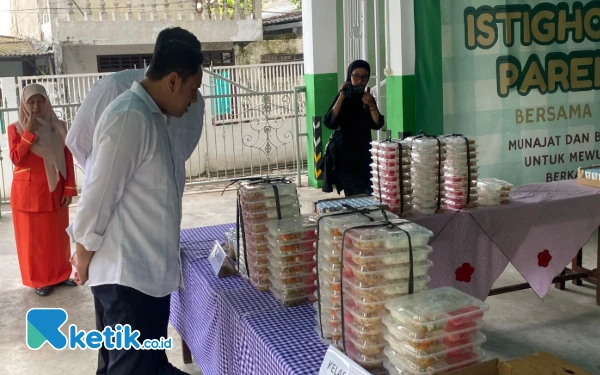 Foto Bahtiyar Rifai sedang meninjau isi dari Program MBG. (Foto: Shinta Miranda/Ketik.co.id)