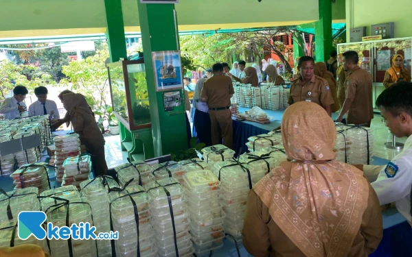 Foto Wadah yang nampak kosong setelah pembagian Makan Bergizi Gratis di SMPN 13 Surabaya. (Foto: Shinta Miranda/Ketik.co.id)