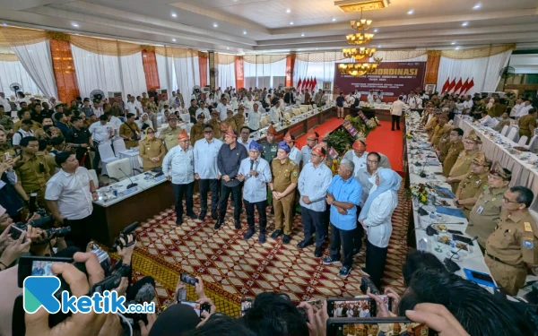 Foto Konferensi pers yang dilakukan usai Rapat Koordinasi Bidang Pangan Provinsi Sumatera Selatan 2025 di Griya Agung Palembang, Senin, 13 Januari 2025. Menteri Koordinator (Menko) Bidang Pangan RI, Zulkifli Hasan (Zulhas) mengatakan, Perum Bulog akan membeli gabah dari petani seharga Rp6.500 per kilogram. (Foto: Wisnu Akbar Prabowo/Ketik.co.id)