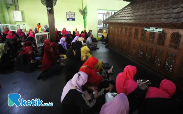 Foto Suasana tenang di Makam Syekh Ibrahim Asmoroqondi, ayah Raden Rahmat atau Sunan Ampel, di Desa Gisikharjo, Kecamatan Palang, Kabupaten Tuban. (Foto: Fathur Roziq/Ketik.co.id)