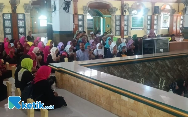 Foto Jamaah peziarah dari Perwabi Sidoarjo berdoa di Makam Syekh Maulana Ishaq di Paciran, Lamongan. (Foto: Fathur Roziq/Ketik.co.id)