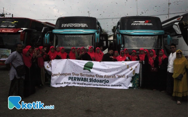 Foto Foto bersama rombongan peziarah sebelum melanjutkan perjalanan dari Tuban kembali menuju Lamongan. (Foto: FAthur Roziq\Ketik.co,id)