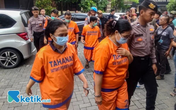 Foto Dua pelaku yang sama-sama perempuan dibawa menuju sel tahanan oleh anggota Polresta Sidoarjo pada Senin (13 Januari 2025). (Foto: Dimas Maulana/Ketik.co.id)