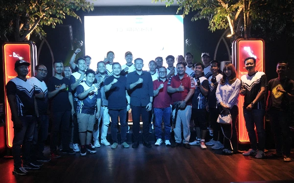 Foto Wakil Bupati Sleman Danang Maharsa foto bersama panitia dan peserta HIPMI Fun Billiard. (Foto: Humas Pemkab Sleman / Ketik.co.id)