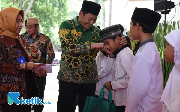 Foto Plt Bupati  Sidoarjo Subandi memberikan santunan untuk anak yatim sebelum pengukuhan duta wisata di Pendopo Delta Wibawa Sidoarjo. (Foto: Kominfo Sidoarjo).