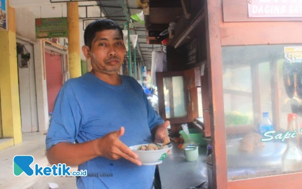 Foto Tukang Bakso Gerobak yang berjualan di Pasar Minulyo Pacitan. (Foto: Al Ahmadi/Ketik.co.id)