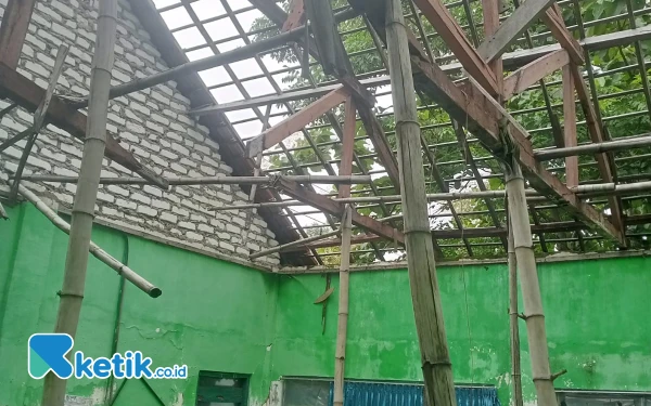 Foto Situasi Atap Ruangan Kelas 5 SDN Pangongsean 1 Kecamatan Torjun (Foto: Mat Jusi/Ketik.co.id).