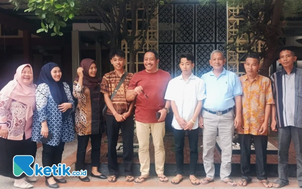 Foto Foto bersama Ketua Fraksi PKB DPRD Sidoarjo Dhamroni Chudlori bersama penghuni Liponsos, pendamping, dan relawan sosial. (Foto: Fathur Roziq/Ketik.co.id)