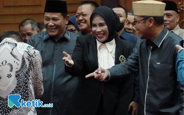 Foto Subandi dan Mimik Idayana menyalami semua anggota DPRD Sidoarjo didampingi Ketua DPRD Sidoarjo Abdillah Nasih. (Foto: Kominfo Sidoarjo)