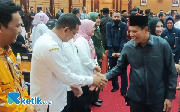 Foto Subandi dan Mimik Idayana juga menyalami pejabat-pejabat Pemkab Sidoarjo. Di antaranya, Kepala Badan Kepegawaian Daerah (BKD) Sidoarjo Budi Basuki. (Foto: Fathur Roziq/Ketik.co.id)