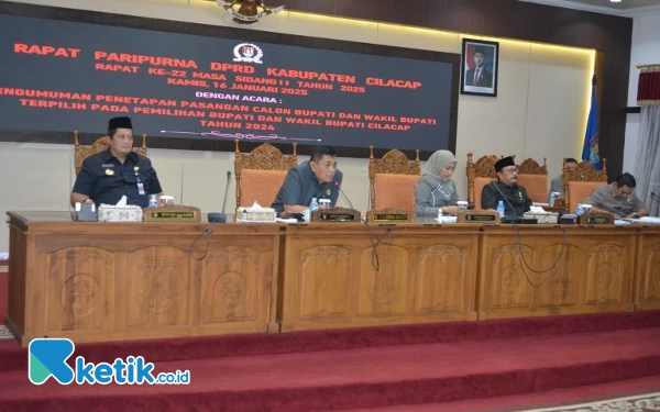 Foto Pimpinan DPRD Kabupaten Cilacap, Taufik Nur Hidayat, sedang memimpin rapat pengumuman penetapan Paslon Bupati Wakil Bupati Cilacap terpilih. (Foto:Nani Eko/ for ketik.co id)