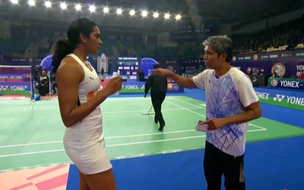 Foto Tunggal putri India, Pusarla Venkata Sindhu (kiri), mendengarkan arahan dari pelatihnya asal Indonesia, Irwansyah, saat pertandingan babak kedua India Open 2025 di New Delhi, India, 16 Januari 2025.
Tunggal putri India, Pusarla Venkata Sindhu (kiri), mendengarkan arahan dari pelatihnya asal Indonesia, Irwansyah, saat pertandingan babak kedua India Open 2025 di New Delhi, India, 16 Januari 2025. (Youtube Screenshot@BAI_MEDIA)