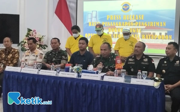 Foto Pres rilis tiga tersangka dan hasil tangkapan rokok ilegal di Aula Lanal Batuporon (Foto.Ismail Hs/Ketik.co.id)