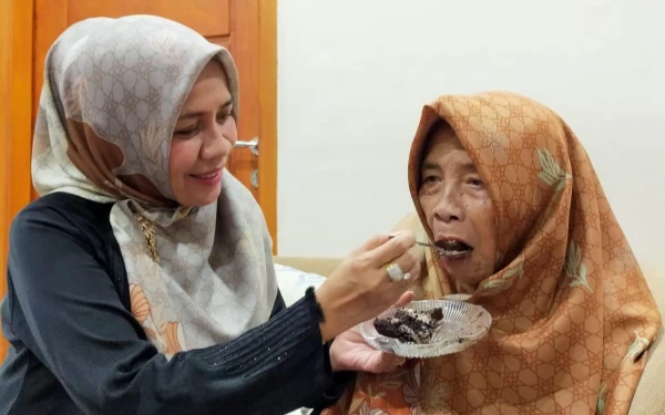 Foto Siti Marwiyah (kiri) saat menyuapi makan sang ibu, semasa hidup. (Dok Pribadi)