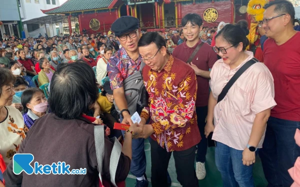 Foto Simbolis pemberian angpao oleh Ketua Yayasan Muhammad Cheng Hoo Nur Awi. (Foto: Shinta Miranda/Ketik.co.id)