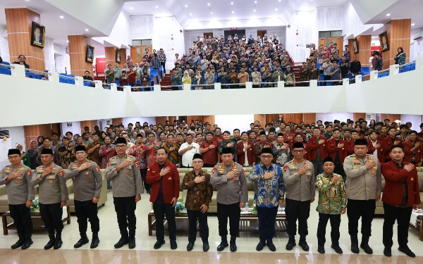 Foto Kapolri Jenderal Pol Drs Listyo Sigit foto dan jajaran bersama peserta Musyawarah Pleno Nasional Hima Persis. (Foto: Bid Humas Polda DIY / Ketik.co.id)