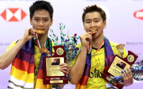 Foto Pasangan ganda putra nasional Indonesia, Marcus Fernaldi Gideon/Kevin Sanjaya Sukamuljo, berpose dengan medali emas yang mereka raih setelah menjuarai India Terbuka 2018 di Siri Fort Indoor Stadium, New Delhi, India, Minggu (4/2/2018). (Foto: Badminton Indonesia)