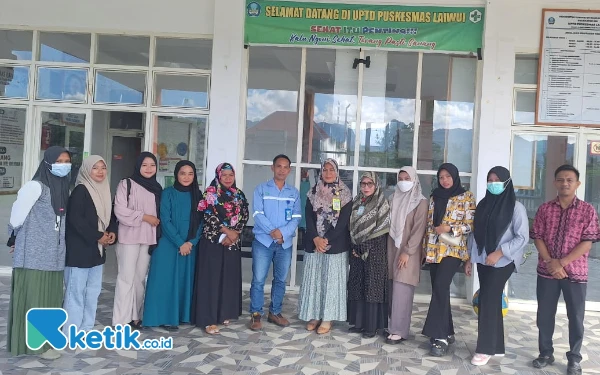 Foto Foto bersama Nakes Puskesmas Laiwui Obi dan Kepala Puskesmas. (Foto CSR PT Wanatiara Persada/Ketik.co.id)