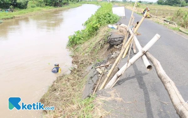 Foto Kondisi Jalan Desa Prambon yang longsor akibat terkikis aliran sungai setempat. (Foto: Kominfo Sidoarjo)