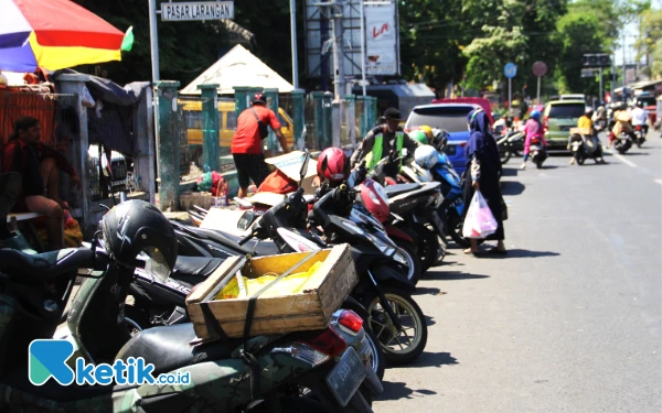 Foto Salah satu titik parkir potensial yang diharapkan menyumbangkan pendapatan asli daerah (PAD) untuk Sidoarjo. (Foto: Fathur Roziq/Ketik.co.id)