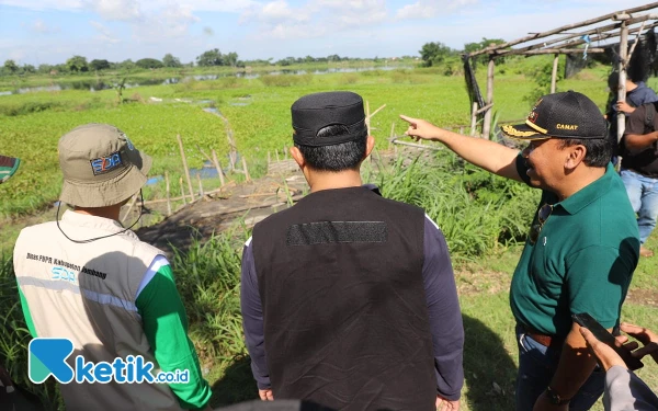 Foto Pj Bupati Jombang Teguh Narutomo (tengah) saat tinjau galian C di Gudo, 20 Januari 2025. (Foto: Karimatul Maslahah/Ketik.co.id)