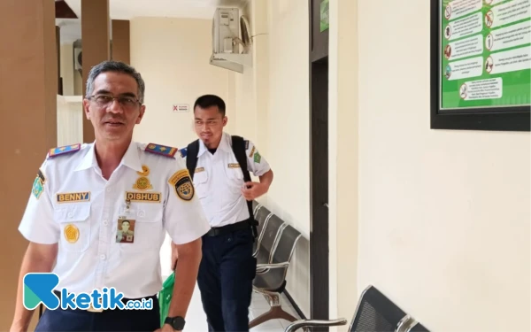 Foto Kepala Dishub Sidoarjo Benny Airlangga saat keluar dari Ruang Sidang Tirta Pengadilan Negeri Sidoarjo pada Selasa (14 Januari 2025). Sidang gagal. (Foto: Fathur Roziq/Ketik.co.id)