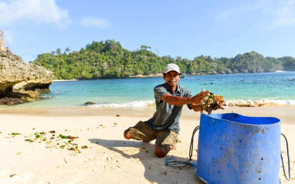 Foto Suasana Pantai CMC Tiga Warna di Kabupaten Malang yang baru saja meraih penghargaan internasional. (Foto: Kemenpar)