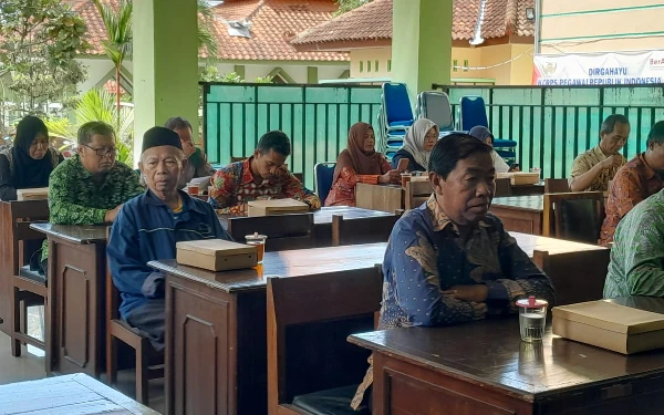 Foto Sebagian dari 40 peserta rapat kordinasi Panitia Upacara Adat Tradisi Labuhan Merapi yang terdiri dari Panewu Cangkringan, unsur dari Polsek, Koramil, Kamituwo, tokoh budaya Cangkringan, relawan, Puskesmas dan KUA mengikuti . (Foto: Dok Djaka for Ketik.co.id)