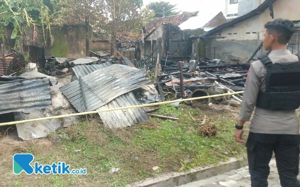 Foto TKP kebakaran yang telah dipasangi garis polisi (22/1/2025). (Foto: Angga Novpratama/Ketik.co.id).