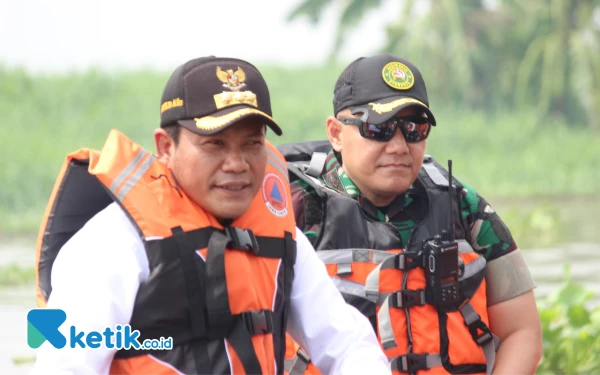 Foto Plt Bupati Subandi dan Dandim Sidoarjo Dedyk Wahyu Widodo saat menyusuri Sungai Mbah Gepuk di Candi, Sidoarjo. (Foto: Kominfo Sidoarjo)