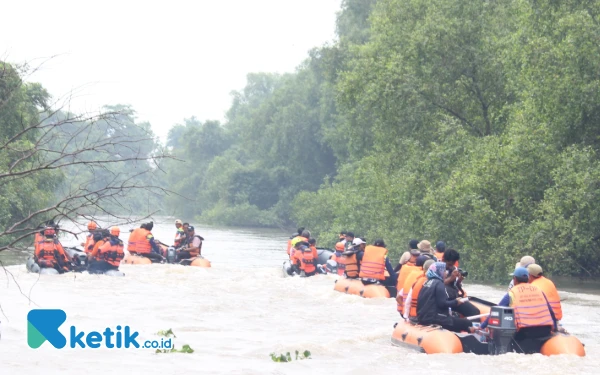 Foto Rombongan dari Provinsi Jatim dan Pemkab Sidoarjo menyusuri Sungai Mbah Gepuk di Candi, Sidoarjo. (Foto: Kominfo Sidoarjo)