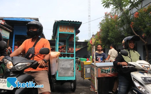 Foto Demo para PKL di halaman kantor satpol PP Jombang, 22 Januari 2025. (Foto: Karimatul Maslahah/Ketik.co.id)