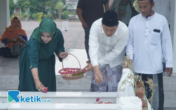 Foto Bupati Sidoarjo Subandi dan Wabup Terpilih Hj Mimik Idayana saat berziarah ke Makam Mbah  Sono di Buduran Sidoarjo. (Foto: Dok Ketik.co.id)