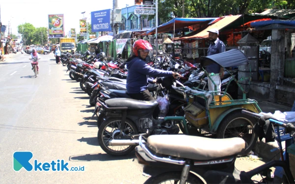 Foto Lokasi titik parkir di selatan Pasar Larangan Sidoarjo diharapkan mampu menyumbang pendapatan asli daerah (PAD). (Foto: Fathur Roziq/Ketik.co.id)