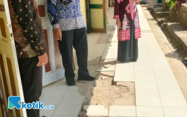 Foto Potret kondisi sekolah rusak di Pacitan. Lantai depan kelas mengalami keretakan. (Foto: Al Ahmadi/Ketik.co.id)