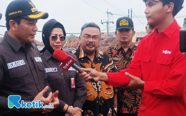 Foto Plt Bupati Subandi didampingi Sekda Fenny Apridawati wawancara dengan media setelah sidak ke titik HGB di perairan Desa Segoro Tambak. (Foto: Fathur Roziq/Ketik.co.id)