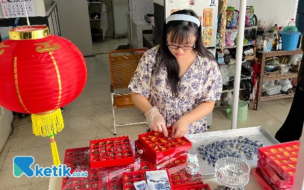 Foto Sonia saat menyiapkan pesanan kue keranjang. (Foto: Lutfia/Ketik.co.id)