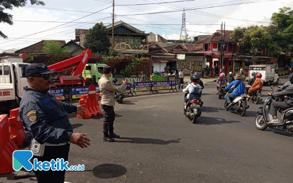 Foto Suasana lalulintas di jalan Pattimura Kota Batu dimana terjadi pohon tumbang. (Foto: Sholeh/Ketik.co.id)