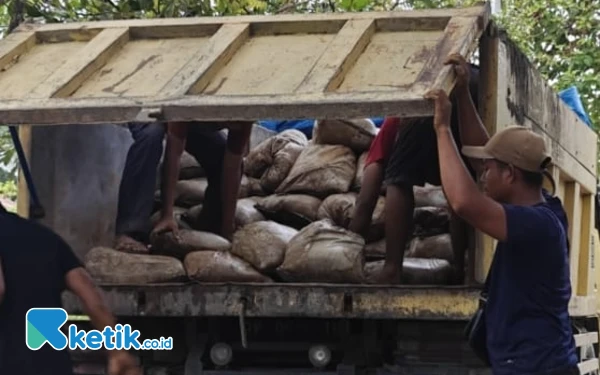 Foto Barang bukti truk angkut karung berisi limbah tanah berkandungan emas yang diamankan polisi di Babahrot. (Foto: Cutbang Ampon/Ketik.co.id)