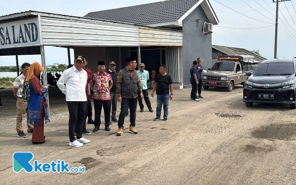 Foto Kerusakan kalan di Desa Banjar Kemuning disidak Plt Bupati Sidoarjo Subandi bersama Kepala Dinas PU Bina Marga dan Sumber Daya Air Dwi Eko Saptono. (Foto: Mashud Kominfo Sidoarjo)