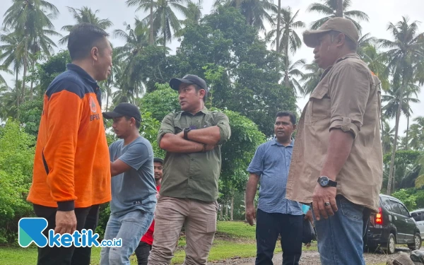 Foto Aswin Adam, Safri Talib dan Humein Kiat saat meninjau langsung lokasi Banjir (Foto: Mursal Bahtiar)