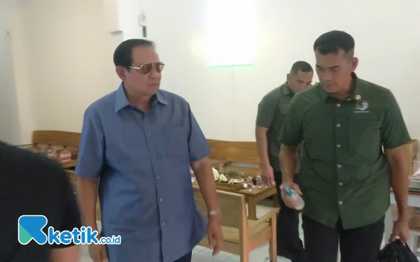 Foto Susilo Bambang Yudhoyono (SBY) usai menikmati Durian Kenzie di Kota Madiun (25/1/2025). (Foto: Angga Novpratama/Ketik.co.id).