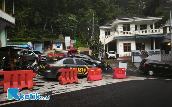 Foto Anggota Polres Batu mengatur lalulintas di pertigaan Klemuk Songgoriti. (Foto: Sholeh/Ketik.co.id)