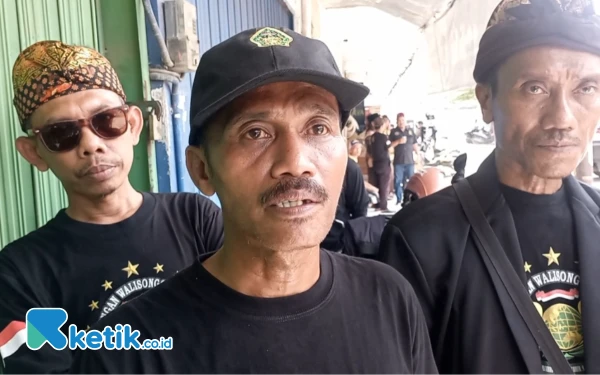 Foto Ketua DPD PWI-LS Kabupaten Pemalang Wahyudin saat diwawancara usai aksi unjuk rasa (Foto: Slamet/ketik.co.id)