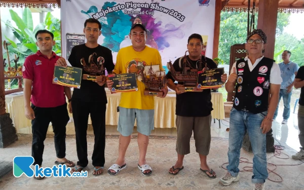 Foto Para peraih juara BOB dari kanan Rachmad juri, Reza, Nayra, Eric dan salah satu panitia. (foto : Sutejo RC / ketik.co.id)