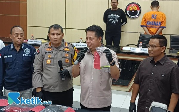 Foto Polisi menunjukkan pisau yang digunakan pelaku untuk memutilasi korban, Senin, 27 Januari 2025. (Foto: Khaesar/Ketik.co.id)